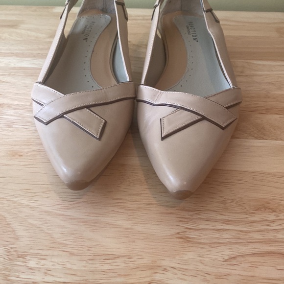 Kenneth Cole Kitten Heel Pointy Toe Leather Heel Shoes - Picture 3 of 11